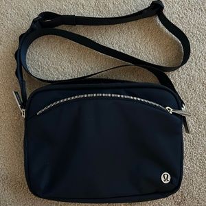 City Adventurer Crossbody Bag 2.5L- Navy